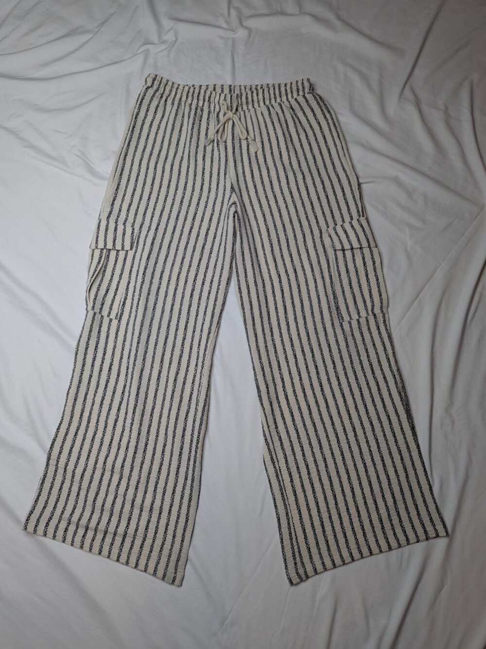 No Boundaries Women’s Flowy Striped Cargo Pants, Black and cream – Size 8/10